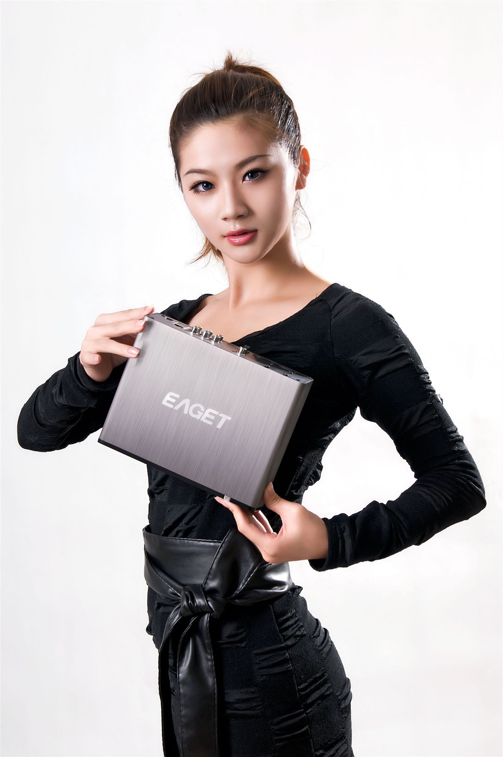 气质美女黑丝诱惑代言产品提振性感指数